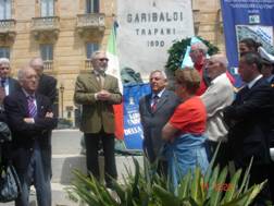 Immagine riferita a: L'11 Maggio a Trapanidavanti la statua di garibaldi 1 di 3